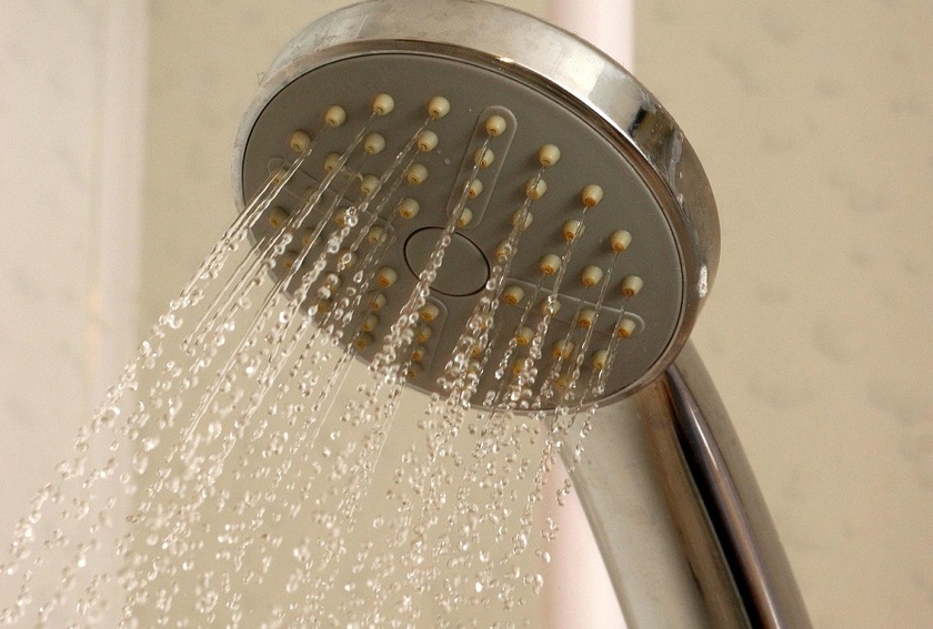 Le jeune cambrioleur venait de sortir de la douche quand les policiers sont arrivés - Illustration © Pixabay