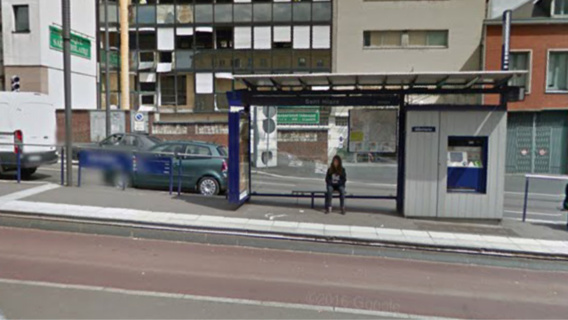 La vitre de 2 m x 1 m de l'abri-bus a été brisée à l'aide d'un pierre (illustration@Google Maps)