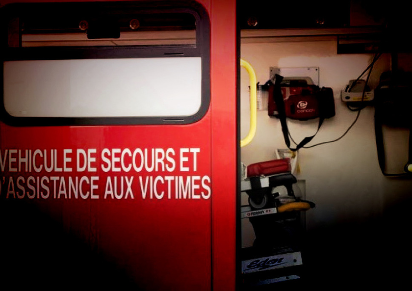 Les sapeurs-pompiers et deux équipes du SMUR ont pris en charge les trois victimes - Illustration © Adobe Stock