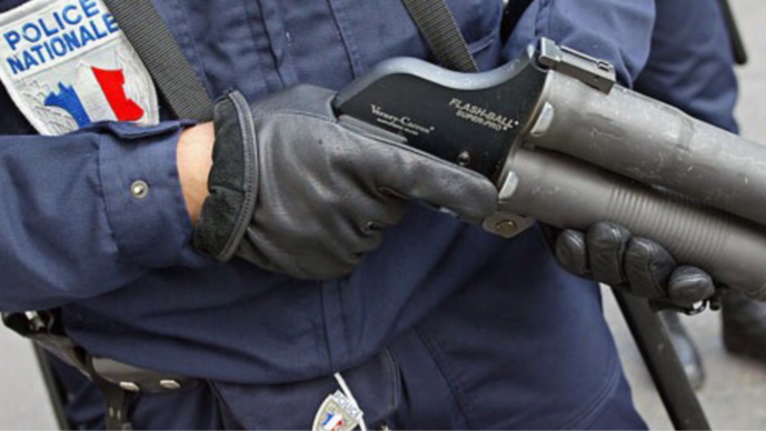 Les policiers ont fait usage du flash-ball pour disperser les assaillants (illustration) Les policiers ont fait usage du flash-ball pour disperser les assaillants (illustration)