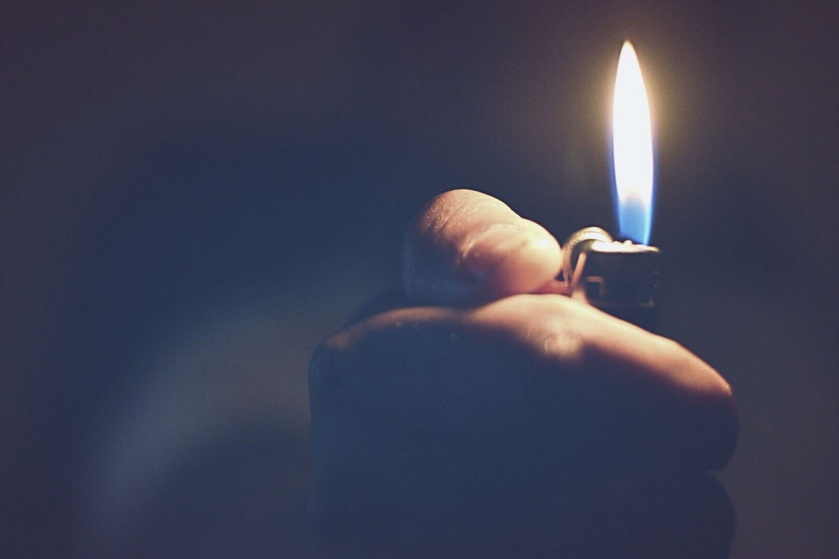 Le jeune incendiaire a été reconnu par un témoin. Son briquet a été confisqué pour les besoins de l'enquête - Illustration © Pexels