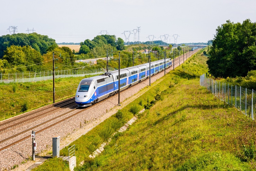 Pour les journées du jeudi 17 et du vendredi 18 septembre, des cars de substitution sont mis en place entre Elbeuf et Rouen, en correspondance avec les trains assurant la liaison Caen–Elbeuf. - Illustration © Adobe Stock