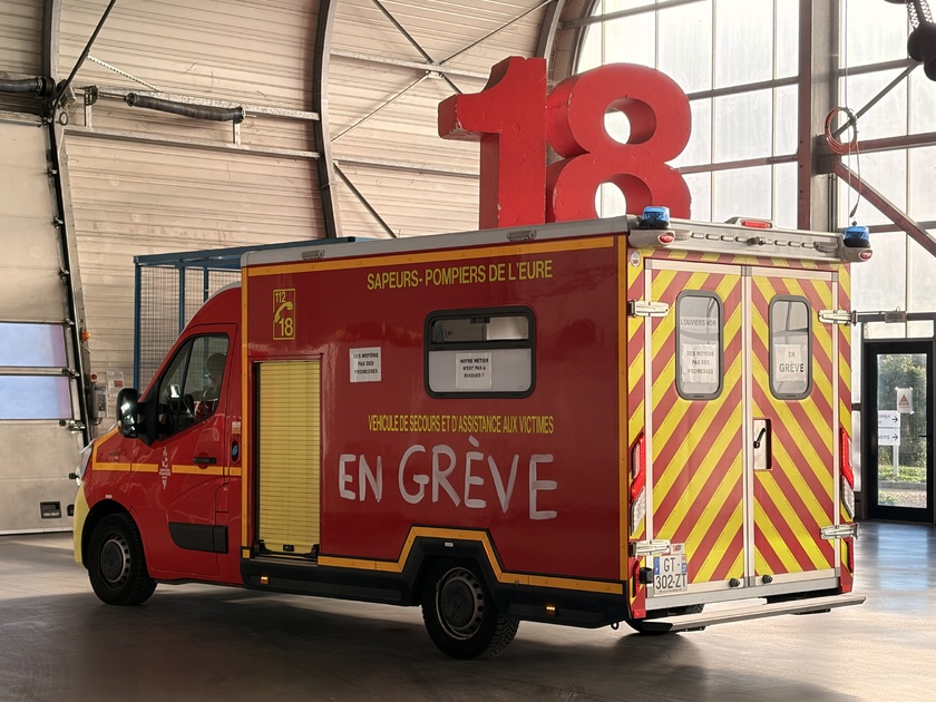 Des inscriptions « En grève » ont été apposées sur les véhicules de secours et des banderoles installées devant plusieurs centres d’incendie et de secours du département. - Photo © DR