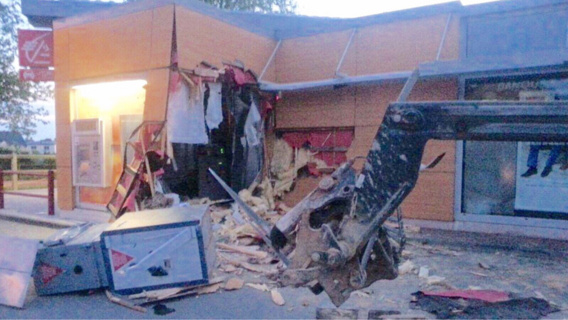 La façade de l'agence bancaire a été défoncée à l'aide d'un engin de chantier (Photo@Gendarmerie)