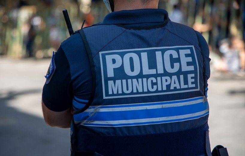 L'un des agents municipaux a été trainé sur une trentaine de mètres - Illustration © Adobe Stock