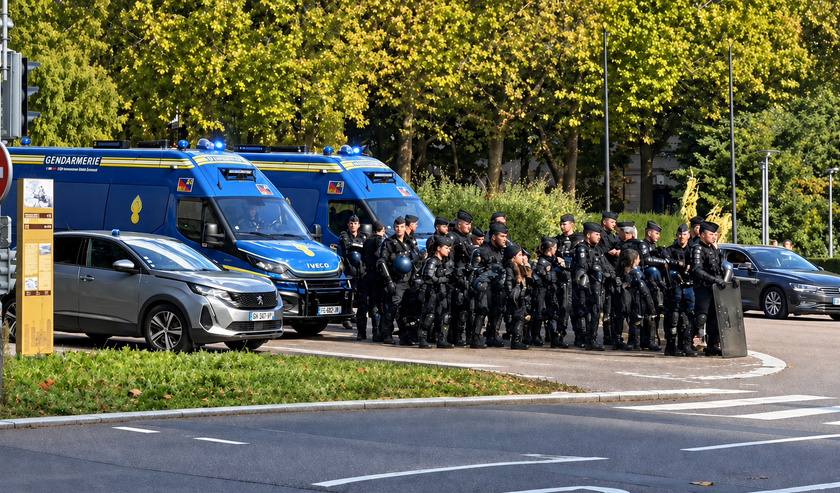 A Rouen, les forces de l'ordre sont positionnées, prêtes à intervenir - Photo © SL/infonormandie
