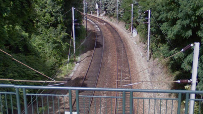 Le jeune homme a été percuté par un train à 200 mètres de la gare (illustration)