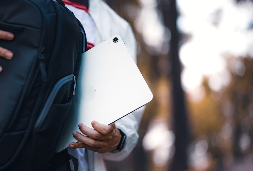 L'ordinateur et le sac volés dans une voiture ont été retrouvés grâce au système de géolocalisation  - Illustration © Pexels