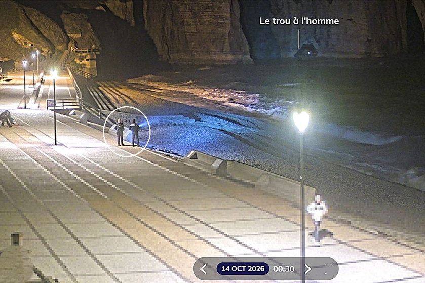 Sur cette image captée par la vidéo de Le Havre Seine métropole installée à Etretat, on remarque vers 0h30 un faisceau lumineux provenant du Trou à l'homme ainsi que deux gendarmes en bordure de la plage qui répondent  au signal des personnes piégées à l'aide d'une torche
