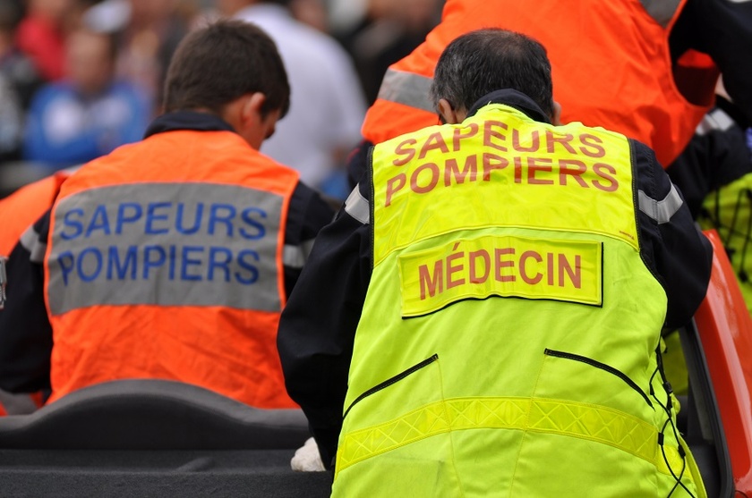 Le motard, grièvement blessé, a été secouru par les sapeurs-pompiers avant d'être pris en charge par une équipe médicale - Illustration © Adobe Stock