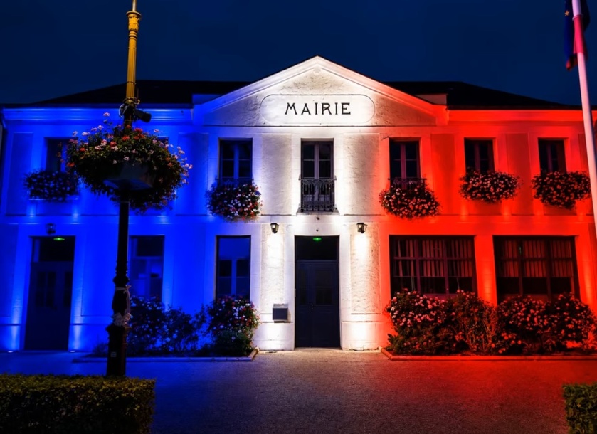 Saint-Pierre-de-Manneville : une mairie aux couleurs nationales sur l’air de Douce France, un message contre les violences Saint-Pierre-de-Manneville : une mairie aux couleurs nationales sur l’air de Douce France, un message contre les violences
