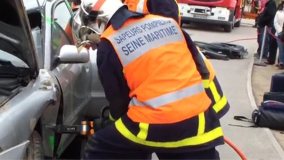 Les pompiers ont dû désincarcérer une femme grièvement blessée (illustration) Les pompiers ont dû désincarcérer une femme grièvement blessée (illustration)