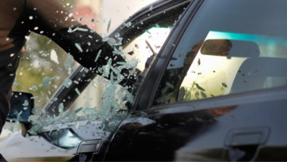 Le voleur a explosé une vitre latérale pour s'introduire dans le véhicule (Illustration)