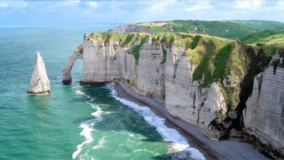 Étretat : des recherches sont en cours après la découverte suspecte d'un sac près des falaises 