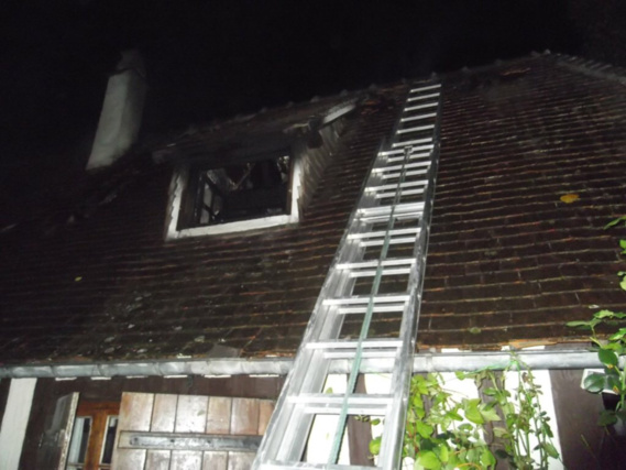 Beaumont-le-Roger (Eure) : le feu couvait sous la toiture de la longère Beaumont-le-Roger (Eure) : le feu couvait sous la toiture de la longère