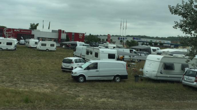 185 caravanes des gens du voyage s'installent sur la zone commerciale de Flins-sur-Seine 185 caravanes des gens du voyage s'installent sur la zone commerciale de Flins-sur-Seine