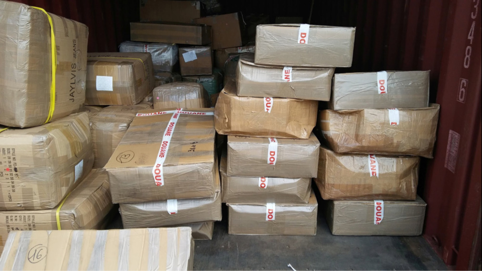 La drogue a été découverte conditionnée dans des cartons entreposés au fond du container parmi des marchandises de contrefaçon (Photo et vidéo@Douanes Françaises)