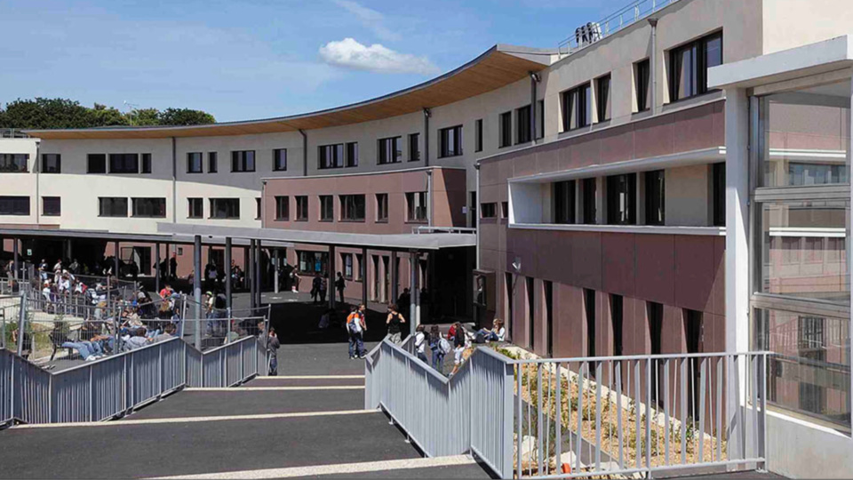 La bâche portant l'inscription "nazie 78" et une croix gammée a été apposée sur la grille du collège (illustration)