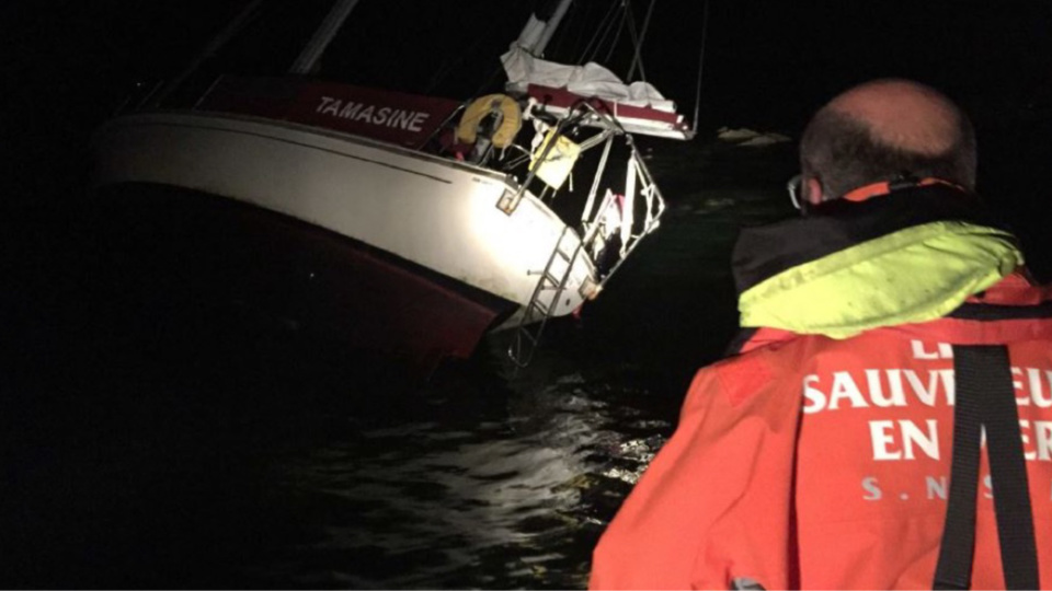 Les cinq naufragés ont été secourus par les sauveteurs en mer. Ils étaient en état de choc mais en bonne santé (photo de l'intervention@prémar via Twitter)