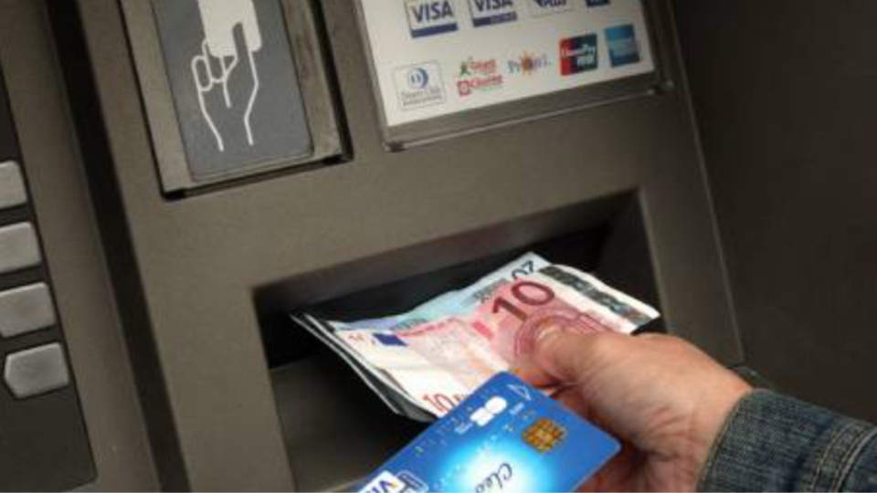 Le sexagénaire venait de retirer des numéraires lorsqu'il a été agressé (illustration)