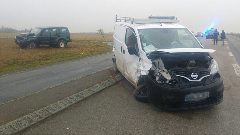 Les deux véhicules ont été sérieusement endommagés sous la violence du choc (Photo@DR)