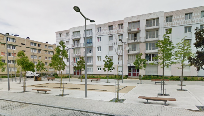 L'homme était retranché dans son appartement au 5ème étage d'un immeuble qui abrite une crèche, rue Issac Newton (Illustration@Google Maps)