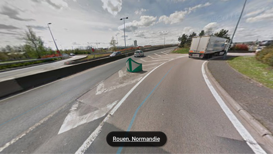 Le semi-remorque s'est couché dans la bretelle de sortie du pont Mathilde en direction du boulevard Industriel (illustration@Google Maps)