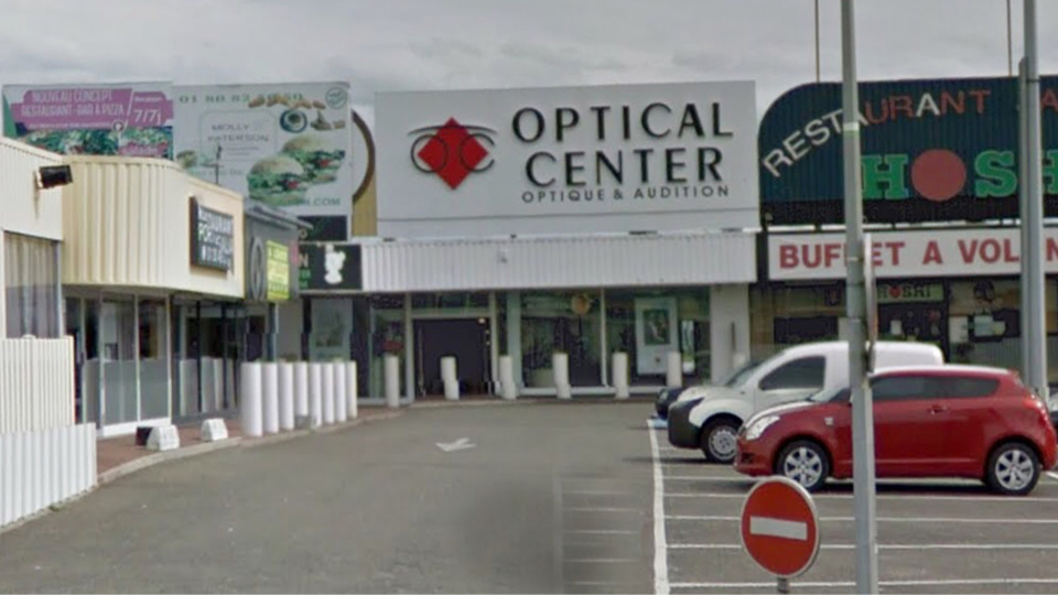 Le magasin Optical Center est situé en bordure de la N10 à Coignières (illustration)