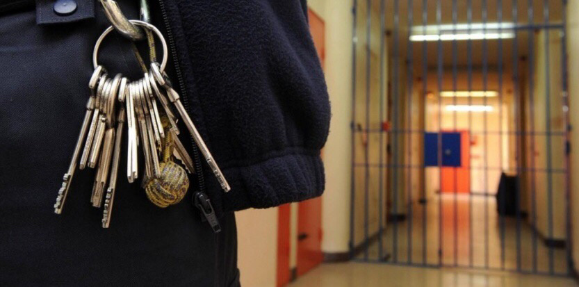 Eure : une matraque télescopique découverte lors d'une fouille à la prison de Val-de-Reuil