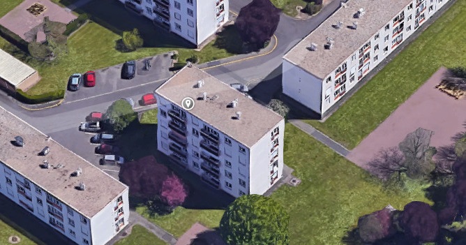 Des ouvriers travaillaient à la réfection de la toiture de l'immeuble de trois étages ici au centre la photo (Illustration@Google Maps)