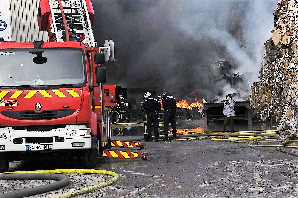 Gros incendie en cours chez Paprec à Acquigny : les pompiers attendent du renfort