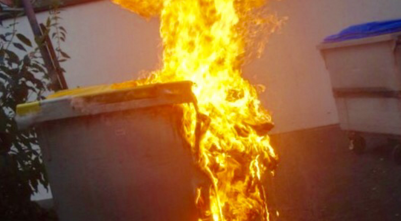 Ses voisins l'importunaient, il se venge en brûlant une poubelle (Illustration)