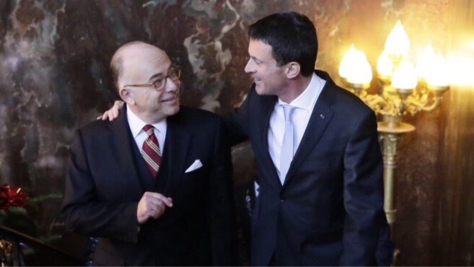 Passation de pouvoirs ce mardi soir, entre Manuel Valls et Bernard Cazeneuve (Photo©Twitter)