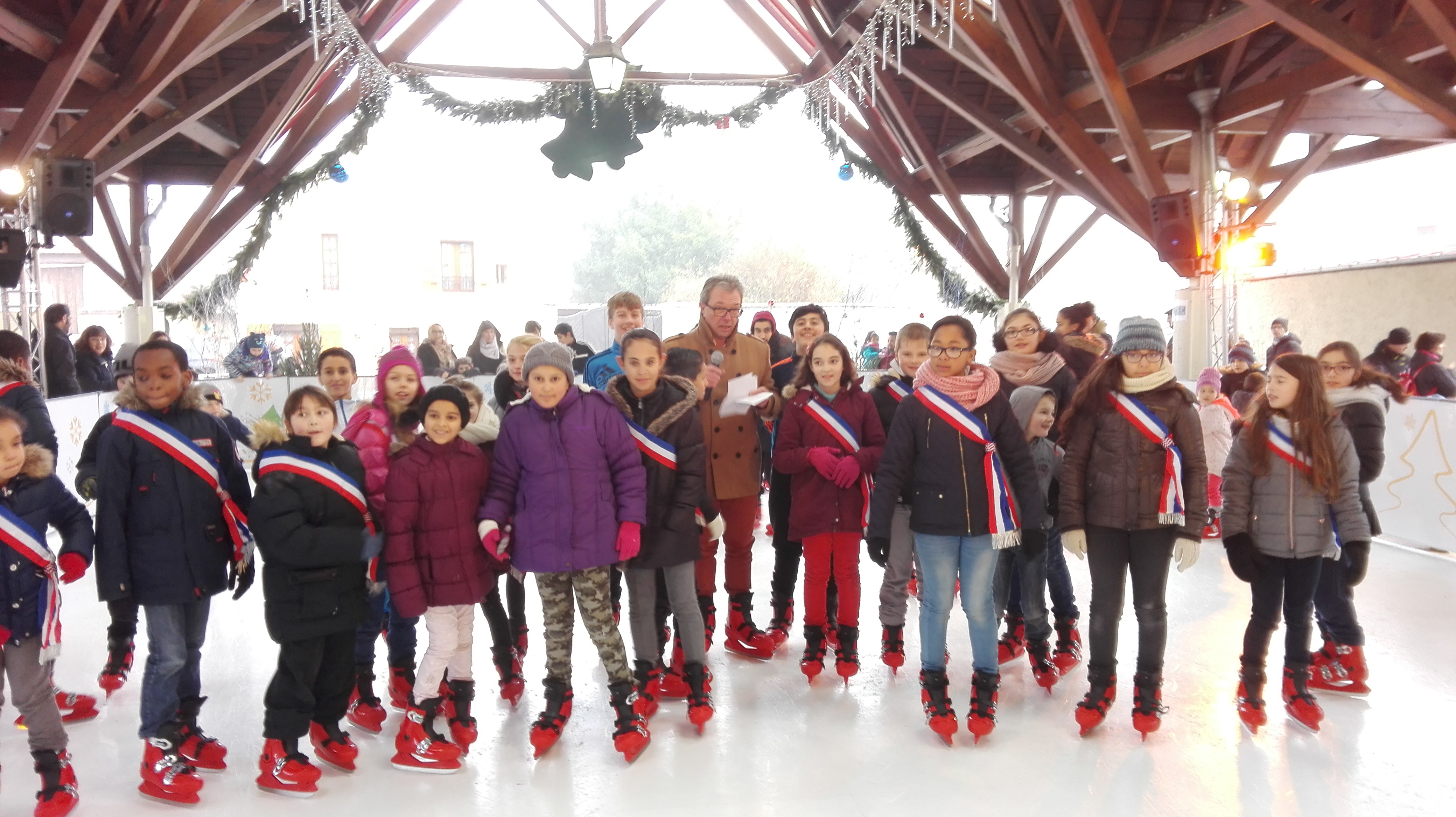 Le maire de Limay et les élus du conseil municipal des enfants ont inauguré la patinoire mise en place pour quelques jours (Photo©Mairie de Limay)