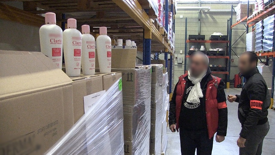 Dans l'entrepôt du Calvados, les douaniers ont découvert un stock impressionnant de produits de contrefaçon (Document ©Douane)