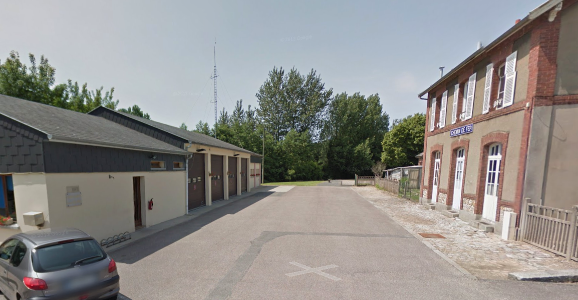 Place de la Gare où se trouvent le centre de secours et d'incendie (à gauche) et la gare de Valmont (Illustration©GoogleMaps)