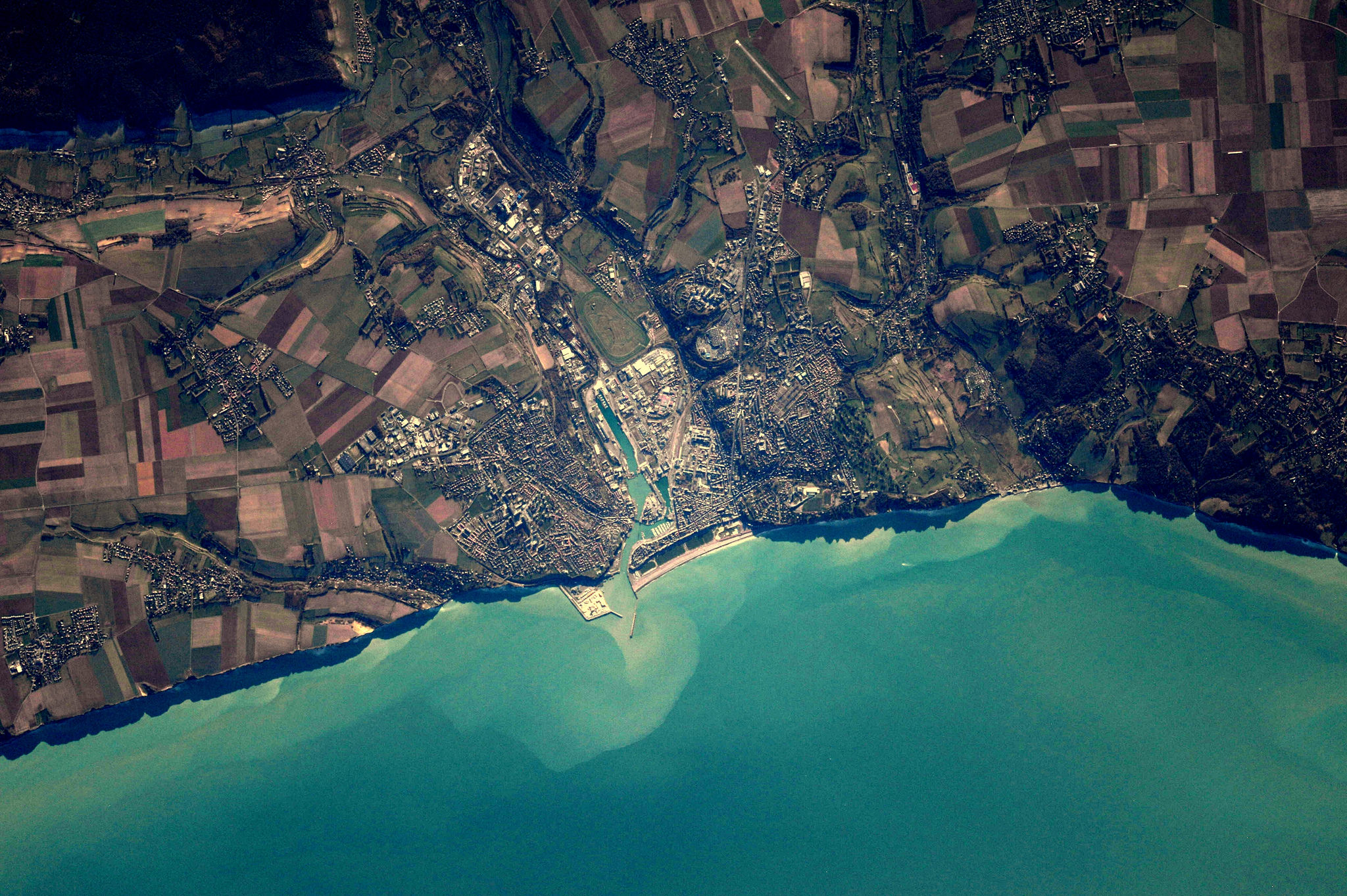 Dieppe et son port vus à plus de 400 kilomètres d'altitude (©Thomas Pesquet/Facebook)