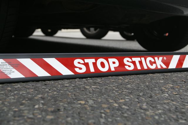 Le dispositif Diva connu aussi sous le nom de "stop stick" utilisé par les forces de l'ordre permet d'immobiliser un véhicule en crevant ses pneus (Illustration)