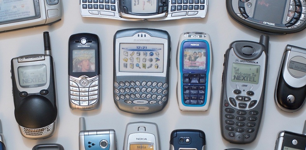 Мобильные 2000 годов. Сименс 2000х. Сименс из 2000. Nokia 3310 2000 года. Телефон Siemens 90х.