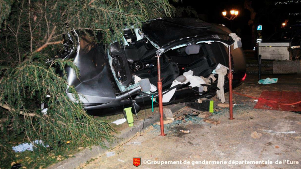 Le chauffeur de taxi avait été découvert dans son véhicule accidenté (document Gendarmerie/Facebook)