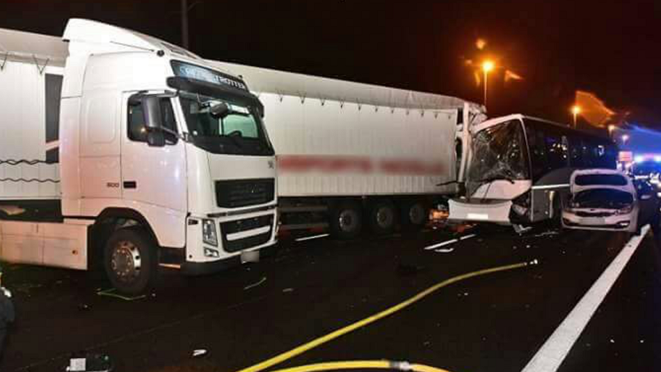 Une faute de conduite est à l'origine du carambolage qui a impliqué quatre voitures, deux bus et un semi-remorque (Photo©Sdis78)