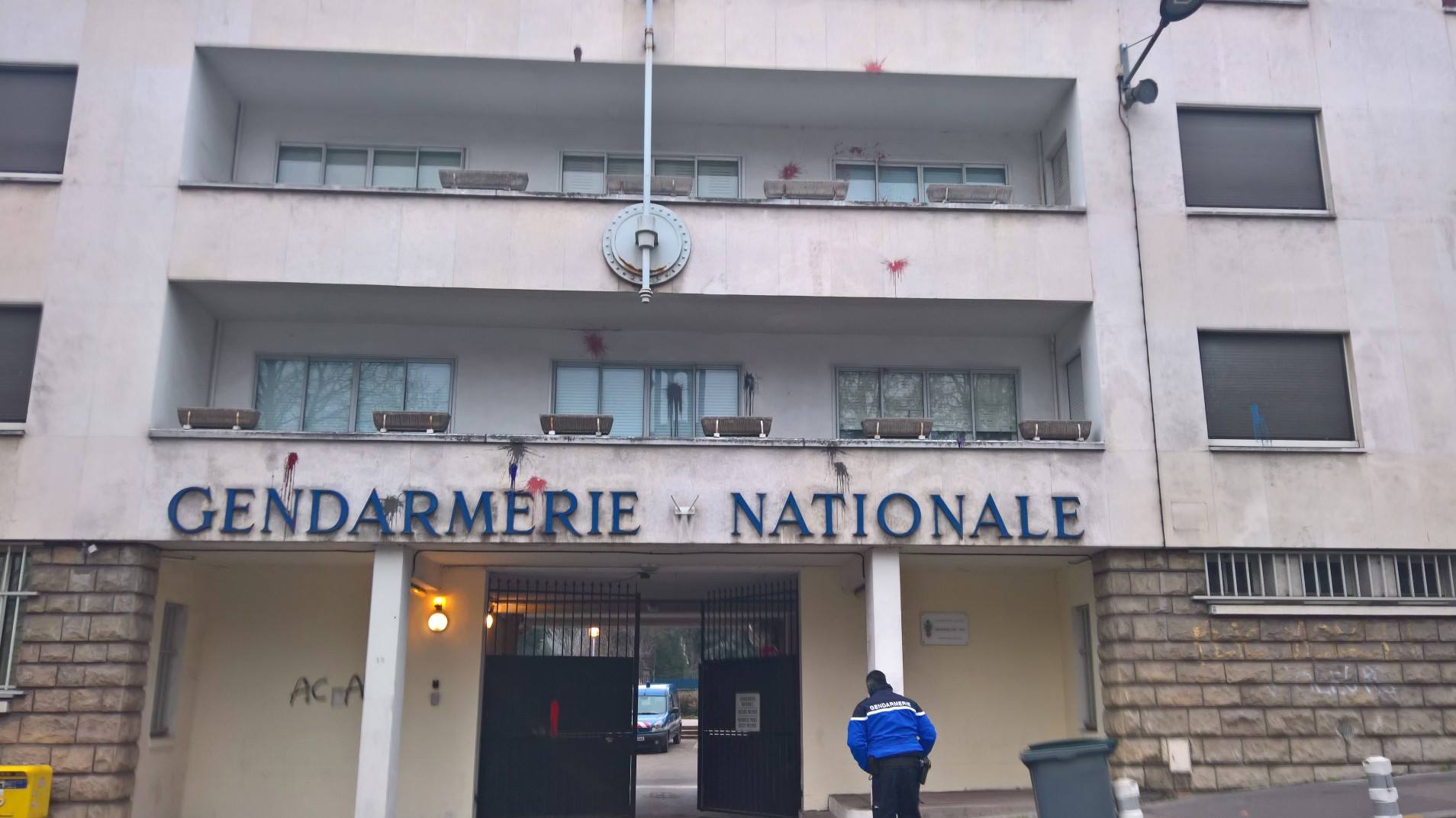 La façade de la gendarmerie rue Louis Ricard à Rouen a essuyé des jets de projectiles au départ de la manifestation samedi (Photo publiée par la gendarmerie sur son compte Facebook)