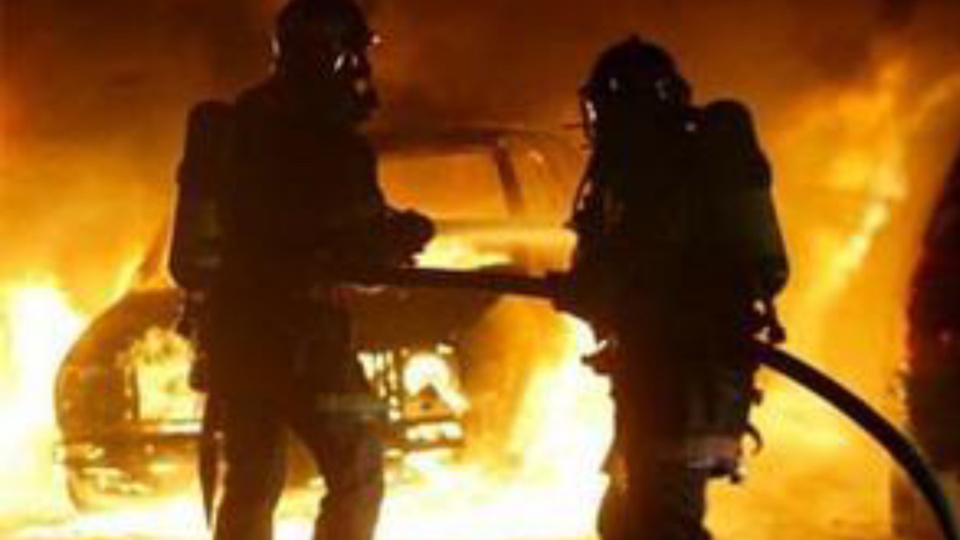 Malgré l'intervention des sapeurs-pompiers, les véhicules ont été soit détruits entièrement soit sérieusement endommagés (Illustration)