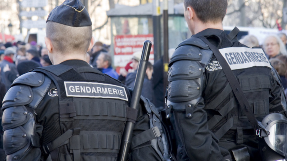 Policiers et gendarmes ont usage de gaz lacrymogènes pour contrer les manifestants qui lançaient des projectiles  (illustration)