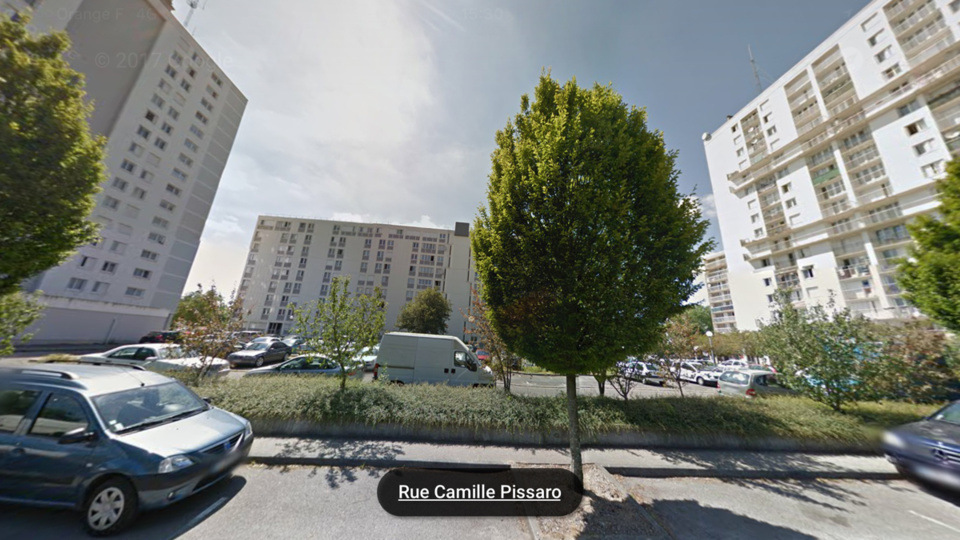 Le jeune homme a chuté d'un immeuble de la rue Camille Pissaro aujourd'hui peu avant 13 heures