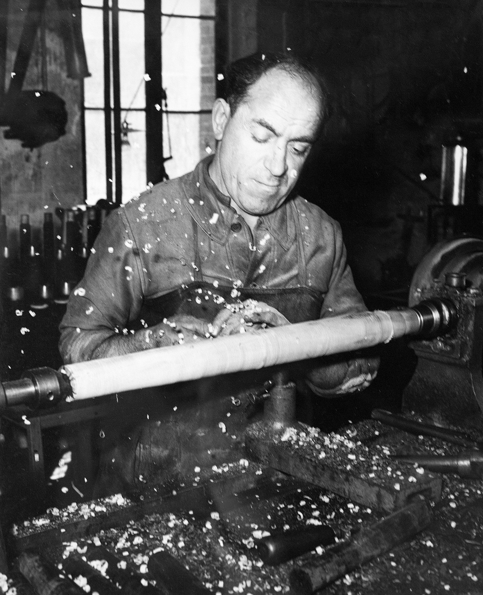 Georges Delastre dit "Jojo" au tournage du bois, vers 1953-1954, entreprise Lhéridat-Lefèvre, à Ezy-sur-Eure. (Collection particulière)