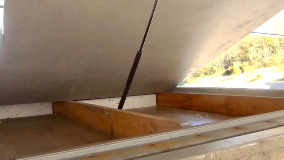 Les paquets de cocaïne étaient dissimulés dans un faux toit spécialement aménagé (photo douanes)