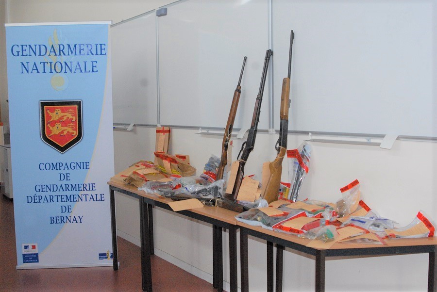 Des armes, cagoules, munitions ont été découverts au domicile respectif des deux hommes. Tout l'attirail du parfait braqueur (Photo©Gendarmerie nationale)