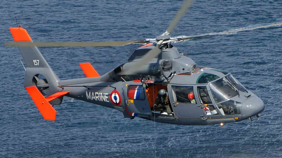 Les trois adolescents ont été helitreuillés à bord de l'hélicoptère de la Marine (photo@meretmarine)