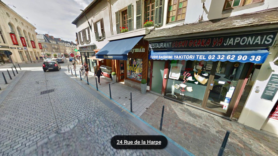 Le véhicule a arraché une dizaine de poteaux de sécurité et a fini sa course dans la devanture de ce restaurant japonais (illustration)